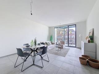 <p><span>COMFORTABEL APP. MET 1 SLK, TERRAS &amp; PARKEERGELEGENHEID </span></p><p><span> </span></p><p><span>In de residentiële wijk Zurenborg in het zuidoosten van de stad Antwerpen treffen wij residentie Plantin Moretus aan. De buurt staat gekend om de statige huizen, de gezellige pleinen en haar prachtige architectuur. Tevens bevinden wij ons nabij het Stadspark, het centraal station, het bruisende stadscentrum met diverse horecagelegenheden, lokale handelaars, de Antwerpse Zoo, De Groenplaats, De Meir, ... Kortom een stadswoning op een ware A-locatie met alle voorzieningen binnen handbereik!</span></p><p><span> </span></p><p><span>Toegekomen aan de residentie nemen wij de lift naar de eerste verdieping. Hier ontdekken wij een gezellig appartement met aangenaam terras. Wij komen binnen in de leefruimte bestaande uit een volledig uitgeruste keuken, een eethoek en een zithoek. In het verlengde van de leefruimte is er het knappe terras als uitbreiding van de leefruimte. Opnieuw aangekomen in het appartement verplaatsen wij ons naar de nachthal. Deze geeft ons toegang tot de aangename slaapkamer met ensuite badkamer, het afzonderlijk toilet en de wasruimte/berging.</span></p><p><span> </span></p><p><span>Troeven:</span></p><p><span>- A-locatie</span></p><p><span>- Gloednieuw appartement</span></p><p><span>- Aanwezigheid van een terras</span></p><p><span>- Parkeergelegenheid voor wagen en fiets<br />*Mogelijkheid tot het huren van een parkeerplaats, 125,00 euro/maand + berging 25,00 euro/maand<br /><br /></span></p><p><span>Interesse om de eerste bewoner te worden van dit knap appartement op een absolute A-locatie? Vraag dan snel een bezoek aan via volgende link: <span>https://yourent.pillar.estate/plantin-moretus</span></span></p><p><span><br />Bijkomende vragen? Neem contact op met Pillar Estate via <span>info@pillar.estate</span></span><span> of contacteer ons op het nummer 033 695 695.</span></p><p><span>*Deze gegevens zijn louter ter informatieve titel. De vermelde oppervlaktes zijn slechts een indicatie. Pillar kan niet verantwoordelijk gesteld worden voor de juistheid van de aan haar verstrekte gegevens. </span></p><p><span> </span></p>