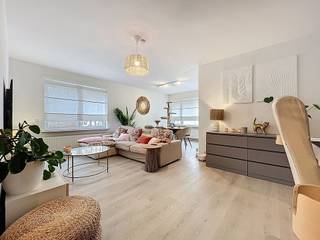 Ben jij op zoek naar een plek met karakter, sfeer en gewoon een heel fijne vibe? Dan heeft de Huisleverancier iets voor je !!!<br />Dit lichtrijk gelijkvloers hoekappartement in Borsbeek is allesbehalve standaard. <br /><br />De leefruimte is gezellig en stijlvol ingericht. Door het zijraam heeft men extra lichtinval en geeft het een extra dimensie aan de woonkamer. De keuken, met combi- microgolven en inductiekookplaat en granieten werkblad, sluit mooi aan en is ingericht met de beste materialen. <br /><br />Met twee grote slaapkamers en een extra kamer die kan dienen als bureau of dressing, heb je alle flexibiliteit die je nodig hebt. Ideaal voor jonge koppels, starters of wie net wat extra ruimte wil zonder in te boeten aan stijl.<br /><br />Achteraan is een terras, met ingebouwde kast en een kleine privé tuin. Deze tuin zorgt ervoor dat men een vlotte toegang heeft tot de garage. Garage verplicht aan te kopen (25 000 euro)<br /><br />Geen gedoe met parkeerplaatsen zoeken, gewoon thuiskomen en binnenrijden. Praktisch en comfortabel.<br /><br />Met winkels, openbaar vervoer en verbindingswegen in de buurt, woon je hier rustig maar toch centraal.<br /><br />Nog enkele belangrijke voordelen op een rijtje:<br /><br />* nieuwe ramen met hoogrendementsglas van het topmerk Belisol<br /><br />EPC : 299 kWh/m<sup>2</sup> (Label C)<br />Stedenbouwkundige inlichtingen in aanvraag<br />Waterinfo : P-Score = A, G-Score = A<br /><br />Dit is niet wat je zoekt ? Al gehoord van AANKOOPBEGELEIDING ? Wij zoeken, bezoeken en onderhandelen mee met jou voor eigendommen die worden aangeboden door particulieren, andere makelaars of eigendommen die zelfs (nog) niet te koop staan?<br />Vraag meer informatie over aankoopbegeleiding via welkom@dehuisleverancier.be of 0489/069.000<br /><br />de Huisleverancier : Persoonlijk, voor iedereen Service, Kwaliteit en Vertrouwen !<br /><br />
