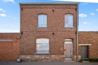 Deze gezellige woning is gelegen in het rustige Hoegaarden en is een open bebouwing met veel potentieel, perfect voor gezinnen. Met een gezellig terras, leuke tuin en een garage biedt het alle comfort en gemakken die je nodig hebt. Naast de ruime tuin en garage, beschikt de woning over een inkomhal, apart toilet, leefruimte/eetplaats, keuken, berging, badkamer en maar liefst 4 volwaardige slaapkamers. De woning is ideaal gelegen in een rustige buurt, maar toch dicht bij alle voorzieningen en het centrum van Hoegaarden. De woning is tevens ook alvast voorzien van 12 zonnepanelen en een batterij, ideaal dus voor de toekomst en om de energiekosten te verlagen. Kortom, deze woning biedt alles wat je nodig hebt voor een comfortabel gezinsleven. Met zijn karakteristieke uitstraling en ruime indeling is het een plek waar je je direct thuis zult voelen.