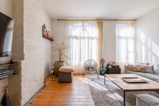Gelegen in de levendige Prins Albertstraat, op wandelafstand van het centrum van Sint-Niklaas, vinden we deze charmante herenwoning met...