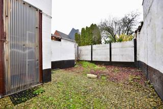 Deze unieke woning ademt karakter en authenticiteit. Originele elementen zoals een prachtige art-deco lichtkoepel, een charmante houten trap...