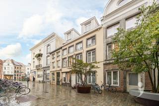 Deze luxueuze studentenkamer in residentie "ME59" bevindt zich in een authentiek gebouw op de Mechelsestraat.Het gebouw werd in 2022 volledig...