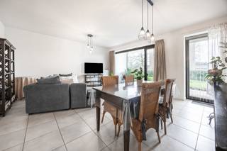 <p>ENKEL BEZOEKEN MOGELIJK DOOR ONDERSTAANDE LINK VOLLEDIG EN CORRECT IN TE VULLEN:<br />https://mijnhuurprofiel.be/property/1366afca-4d31-4e21-a5b1-c352f3300bbd/login<br /><br />TE HUUR: Energiezuinig gelijkvloers appartement met 2 slaapkamers in het unieke Park Hooghuys<br /><br />Ligging<br /><br />In Park Hooghuys woon je in een uitzonderlijk groene omgeving, midden in de historische parktuin van het Hooghuys met kasteel en vijver. Op wandelafstand bereik je het centrum van Herenthout én de prachtige Merodese Bossen. Bovendien geniet je van een vlotte verbinding naar omliggende gemeenten en de E313.<br /><br />Beschrijving<br /><br />Dit aangename gelijkvloers appartement biedt een praktische en comfortabele indeling. Vanuit de inkomhal heb je toegang tot alle ruimtes. De twee slaapkamers zijn rustig gelegen en ideaal als slaap-, kinder- of bureauruimte.<br /><br />De moderne badkamer beschikt over een inloopdouche en een dubbele wastafel met meubel. Verder is er een aparte berging met aansluiting voor wasmachine en droogkast en een afzonderlijk gastentoilet.<br /><br />De lichtrijke leefruimte met open, volledig uitgeruste keuken (koelkast, combi-oven, inductiekookplaat, dampkap en vaatwasser) vormt het hart van het appartement. Grote raampartijen zorgen voor veel natuurlijke lichtinval en geven directe toegang tot het zuidgericht terras en de privatieve tuin, met prachtig zicht op het groene domein.<br /><br />Extra troeven<br /><br />EPC A – energiezuinig wonen<br /><br />Zuidgericht terras met tuin<br /><br />Gelijkvloers wonen met optimaal comfort<br /><br />Privatieve berging in de ondergrondse garage inbegrepen<br /><br />Maandelijkse kosten: €75<br /><br />Huurprijs: €950<br /><br />Gelegen in een uniek, groen en historisch domein<br /><br />Een ideale woonplek voor wie rust, natuur en comfort wil combineren met een centrale ligging.</p>