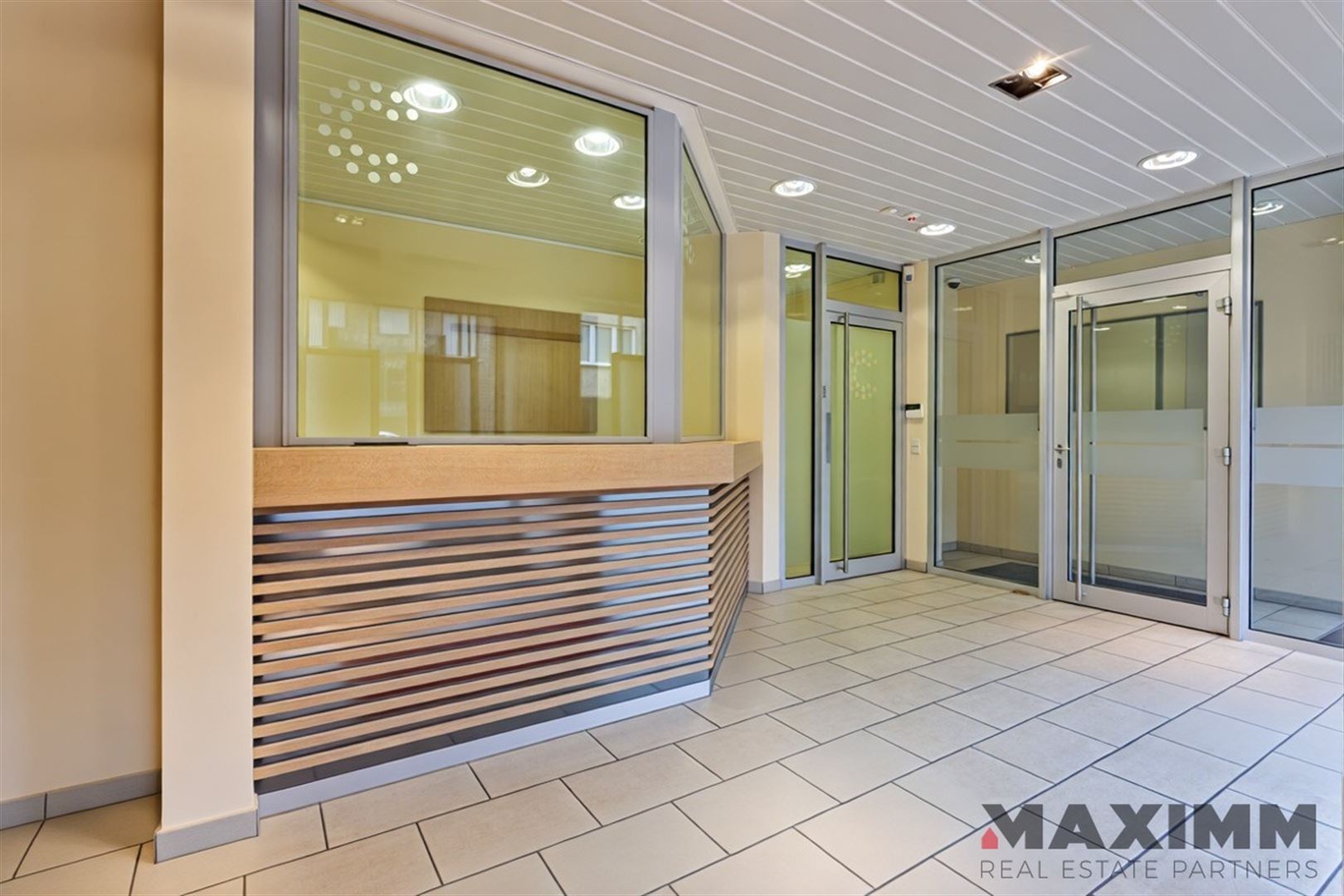 Voormalig bankkantoor met wachtruimte, loket, 3 burelen, polyvalente ruimte en een bergruimte - foto 4