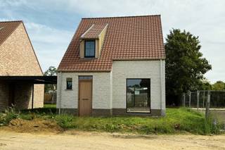 In de nieuwe woonwijk aan de Schoolstraat in Heestert bouwen we een stijlvolle vrijstaande woning (lot 10) op een perceel van 301  m². Deze woning in hedendaags landelijke architectuur is rustig gelegen in een kindvriendelijke buurt vlak bij school en dorpsplein.<br /><br />Je geniet van een doordachte indeling met lichtrijke leefruimte, volledig afgewerkte eilandkeuken, 3 slaapkamers, badkamer, handige zolderruimte, aparte berging en een leuke omheinde tuin. Ook het gezellige terras, de oprit en carport zijn inbegrepen. <br /><br />Deze woning behaalt een E-peil van 19 en is voorzien van vloerverwarming, een geothermische warmtepomp, zonnepanelen en ventilatie met warmterecuperatie. Kies zelf de afwerking van keuken, badkamer en vloeren. Dankzij onze sleutel-op-de-deur formule woon jij hier straks zorgeloos in een energiezuinige en comfortabele gezinswoning.