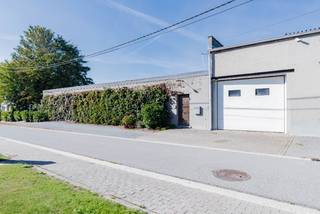 Op een centrale ligging, in een doodlopend straatje, vinden we deze niet alledaagse eigendom, geschikt als ruime woonst of eventueel als wonen en werken voor vrij beroep of zelfstandige activiteit. Deze eigendom omvat een grote garage en een woonhuis met absolute privacy, bestaande uit een inkomhall (eventueel wachtruimte of bureau), een grote leefruimte, leefkeuken, badkamer en 3 ruime slaapkamers, waarvan elke ruimte is georiënteerd op de binnentuin. Verder beschikt u ook nog over een naastliggende tuin, eveneens met absolute privacy! Bent u dus op zoek naar een nieuwe woning, niet zoals elke andere, dan kan dit uw ding zijn! Breng gerust een bezoek en ervaar het zelf. Voor meer inlichtingen of een bezoek, contacteer Veronique 0483/676579