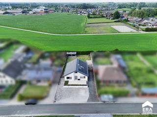 [[ DIT PAND NEEMT DEEL AAN DE ERA OPEN HUIZEN DAG OP 13/6 VAN 14:30 TOT 15:30 ]]Prachtig gerenoveerde gezinswoning in een groene omgeving met vrij...