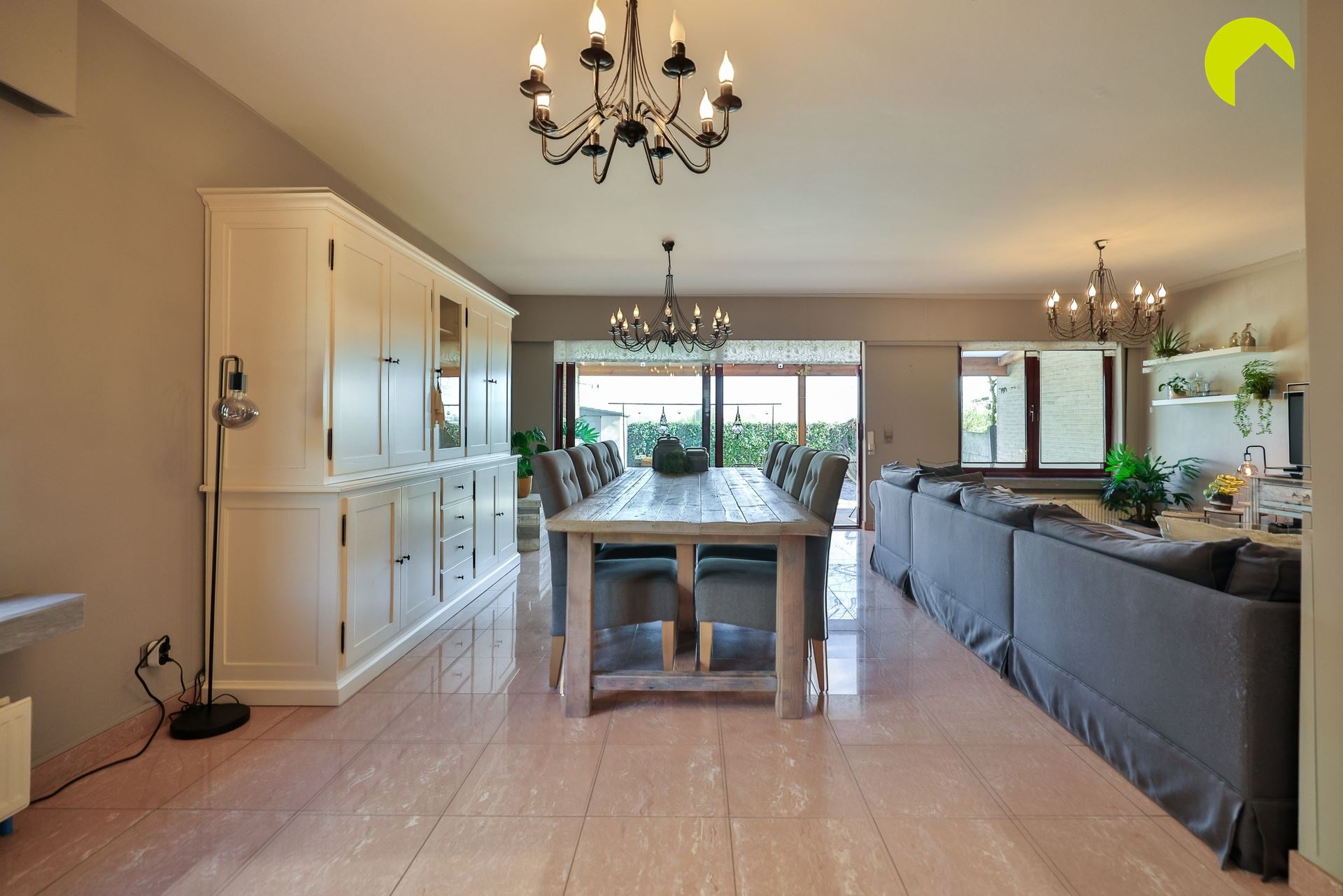 Ruime woning met 5-slpk en 2 badkamers - foto 3