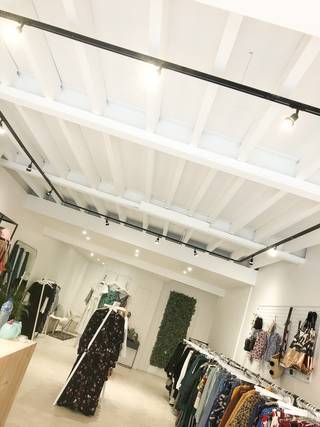 Modern handelsgelijkvloers te huur op een toplocatie in het hart van Aalst, op wandelafstand van de Grote Markt. <strong>Dit commercieel pand beschikt over een gelijkvloerse oppervlakte van ca. 100 m² en biedt tal van mogelijkheden voor diverse handelsactiviteiten.</strong> De maandelijkse huurprijs bedraagt € 1.350. Daarnaast is de onroerende voorheffing ten laste van de huurder, via een voorschot van € 220 per maand. Het pand is beschikbaar op korte termijn. Dankzij de centrale ligging bevindt u zich in de onmiddellijke omgeving van gevestigde handelszaken zoals Lotje Bakt, Bakkerij Lowie, Atelier 42 en Juwelier Zwitserland. De interieurfoto’s die momenteel worden weergegeven, zijn afkomstig van de vorige huurder en dienen louter ter illustratie van de indeling en mogelijkheden van het pand. Nieuwe foto’s van de huidige toestand volgen binnenkort. Beschikbaar: korte termijn. Benieuwd naar dit bedrijfsvastgoed te huur regio Aalst? Contacteer info@immodelestre.be of 054 33 62 52.