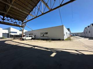<p><span>Gelegen aan de Dellingstraat 34, biedt dit pand ongeveer </span><strong><span>2.550 m² bebouwde oppervlakte op een terrein van 4.137 m²</span></strong><span> en geniet het van een uitstekende bereikbaarheid.</span></p>
<p><span>Het pand bestaat voornamelijk uit een magazijn met ruime volumes en een praktische indeling. Het beschikt over </span><strong><span>drie gemotoriseerde sectionaalpoorten</span></strong><span>, een betonnen vloer, veel natuurlijke lichtinval en binnenverlichting. Een afzonderlijke toegangsdeur, sanitaire voorzieningen en twee kantoren van samen ongeveer </span><strong><span>30 m²</span></strong><span> vervolledigen het gebouw.</span></p>
<p><span>Het buitenterrein beschikt over </span><strong><span>talrijke parkeerplaatsen en een ruime manoeuvreerruimte</span></strong><span>, waardoor voertuigen vlot kunnen circuleren. Het is eveneens mogelijk om voertuigen binnen in het gebouw te stallen.</span></p>
<p><span>Daarnaast beschikt het pand over </span><strong><span>interessant herontwikkelingspotentieel</span></strong><span>, mede dankzij de oppervlakte en de indeling van het terrein. Verschillende mogelijkheden kunnen worden onderzocht, onder voorbehoud van de geldende stedenbouwkundige voorschriften en vergunningen.</span></p>
<p><span>Ook de ligging vormt een belangrijke troef, met een vlotte verbinding naar de </span><strong><span>E19, de Leuvensesteenweg en de ring van Mechelen</span></strong><span>.</span></p>
<p><span>Een interessante opportuniteit voor een onderneming die op zoek is naar opslag- en bedrijfsruimte, of voor een investeerder die het toekomstige potentieel van de site verder wil benutten.</span></p>
<p><strong><span>Voor meer informatie of een bezoek kunt u vrijblijvend contact met ons opnemen.</span></strong></p>