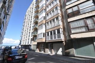 Appartement meublé de 2 chambres à coucher avec vue latérale sur la mer, situé au cœur de Duinbergen. Séjour avec vue latérale sur la mer,...