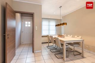 Deze instapklare woning met 3 slaapkamers en een prachtige tuin is gelegen op wandelafstand van verbinding met het openbaar vervoer, een basisschool en op slechte enkele minuten van verschillende supermarkten. <br /><br />De indeling is als volgt:<br /><br />Via de inkomhal met vestiaire ga je naar de open leefruimte met aan de voorzijde de eetplaats, zithoek in het midden en achteraan de complete keuken met veel lichtinval dankzij de grote lichtstraat. Achteraan bevindt zicht de badkamer met douche, toilet, wastafel en aansluiting voor was en droogmachine. <br /><br />Via de keuken ga je naar de mooie ingericht en aangelegde tuin met alle privacy en waterpartij. Tuinmateriaal kan in de berging worden opgeborgen. <br />Op de eerste verdieping is er 1 grote slaapkamer en een bureau die als slaapkamer kan worden ingericht, met vaste trap naar de volledig afgewerkte 2de verdieping. <br /><br />Beschikbaar uiterlijk 1 maand na akte. <br /><br />Contacteer Top Vastgoed voor een bezoek op 0475 700 700.