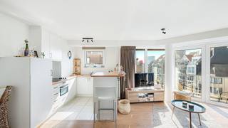 In het commerciële centrum van Knokke bevindt zich dit lichtrijke, zongerichte hoekappartement met twee slaapkamers en een aangenaam terras. Dit instapklare appartement bevindt zich op de vierde verdieping en maakt deel uit van een recent en standingvol gebouw. Gelegen in het bruisende hart van Knokke geniet u hier van optimaal wooncomfort, met tal van winkels, restaurants en voorzieningen vlak bij. <br /><br />Indeling:<br />inkomhal met toilet, lichtrijke leefruimte met zongericht terras, uitgeruste leefkeuken, berging, twee slaapkamers, twee badkamers.<br /><br />Fietsenstalling op het gelijkvloers en kelderberging.<br /><br />Mogelijkheid tot aankoop van een ruime garagebox (4m x 5,5m).<br /><br />Bezoeken? Graag na afspraak met Avantimmo op het nummer 050 62 50 55