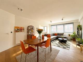 <strong>CHARMANT INGERICHT 2-SLAAPKAMERAPPARTEMENT</strong> met <strong>TERRAS</strong> en veel lichtinval in Gent. Dit verzorgd appartement biedt <strong>CA. 73M²BEWOONBARE OPPERVLAKTE</strong>. De ruime leefruimte met uitgeruste <strong>NIEUWE</strong> keuken geniet van <strong>OCHTEND- EN VOORMIDDAGZON</strong>. Verder zijn er <strong>TWEE SLAAPKAMERS</strong>, een <strong>VERNIEUWDE BADKAMER </strong>met <strong>DOUCHE</strong> en toilet en een <strong>WESTGERICHT TERRAS</strong> met namiddag- en avondzon. Het appartement werd grondig gerenoveerd met zwarte aluminium ramen <strong>MET HOOGRENDEMENTSGLAS</strong>, vernieuwde elektriciteit, dimbare LED-verlichting, sanitair & gevelisolatie, een brand - en diefstalwerende voordeur, <strong>CONDENSATIEKETEL</strong> met slimme thermostaat,…. Op een toplocatie <strong>NABIJ HET WATER</strong> en het <strong>BRUISENDE CENTRUM VAN GENT</strong><br /><br />Adres: Paardestraat 72 te Gent<br /><br />EPC-label B; P-score: , G-score: Bestuursmaatregelen in maatregelenregister: neen; Vrij bij akte.