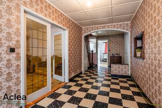 Ontdek de charme van vervlogen tijden in deze authentieke te renoveren burgerwoning, gelegen in het centrum van Eeklo. Met zijn statige gevel en karakteristieke architectuur biedt deze woning een unieke kans om een stukje geschiedenis te herstellen en uw eigen stempel te drukken op een prachtig pand.<br /><br />Stap binnen en laat u betoveren door de mogelijkheden die deze woning te bieden heeft. Met ruime kamers, hoge plafonds en originele elementen zoals sierlijsten, schouwen en houten vloeren ademt deze woning een sfeer van tijdloze elegantie en potentieel.<br /><br />De indeling is als volgt: <br />Ruime inkomhal, salon met authentieke meubels, eetruimte en keuken met toegang tot de stadskoer. Via de trap is er op het tussenverdiep een bureau.<br />Op de eerste verdieping zijn er 3 slaapkamers en een badkamer. De zolder geeft ruimte aan nog 2 slaapkamers en een polyvalente ruimte die verder kan ingedeeld worden.<br />Verder is er nog een ruime kelder en een berging die toegang geeft op de Raamstraat. Zo kan u de eigendom ook bereiken via een zijingang. <br /><br />Of u nu een liefhebber bent van renovatieprojecten of op zoek bent naar een investeringsmogelijkheid met karakter, deze woning zal u zeker bekoren. Met zijn centrale ligging dicht bij winkels, restaurants en openbaar vervoer, biedt de woning een mooie combinatie tot een prima locatie. <br /><br />Grijp deze kans om uw eigen droomhuis te creëren in het centrum van Eeklo, contacteer ons op 09/377.31.77 of via vastgoed@aclea.be