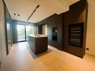 Vous recherchez un appartement qui se démarque de tout ce qui est actuellement sur le marché ? Ce duplex villa exceptionnel situé sur la Quatrième Lansierslaan à Tienen allie espace, luxe et un niveau de finition rarement vu. Sans exagération, l’un des appartements les plus élégants et de qualité de Tienen.<br /><br />L’appartement et ses étages sont très accessibles grâce à la présence d’un ascenseur desservant tous les niveaux.<br /><br />Dès l’entrée, la finition haut de gamme attire immédiatement l’attention. Le vaste séjour avec cheminée à gaz dégage chaleur et élégance et s’ouvre parfaitement sur une cuisine ouverte hyperéquipée, dotée d’appareils de qualité, dont une cave à vin intégrée. Dans tout l’appartement, des matériaux durables, des aménagements sur mesure et des placards encastrés d’une qualité exceptionnelle ont été choisis, conférant une atmosphère intemporelle et luxueuse.<br /><br />Le duplex comprend trois chambres à coucher complètes, une salle de bains élégante avec baignoire et douche, deux toilettes et une buanderie pratique. De plus, vous profiterez d’une agréable terrasse et d’un jardin commun partagé avec un seul autre appartement, créant une ambiance unique de calme et d’intimité.<br /><br />Sur le plan pratique, cet appartement est également très performant. Un garage est disponible, pouvant accueillir deux voitures en enfilade. Un point de recharge électrique pour voiture électrique est également prévu. Vous disposez en outre d’une cave privée spacieuse.<br /><br />L’emplacement est un atout majeur : à distance de marche de la gare ferroviaire et routière de Tienen, avec une connexion rapide vers Louvain, Bruxelles et les principaux axes routiers.<br /><br />Un logement pour ceux qui ne veulent faire aucun compromis entre confort, style, espace et emplacement. Ce n’est pas un appartement standard, mais une expérience de vie unique d’un niveau exceptionnel.