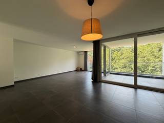 Genk, Bochtlaan 31 bus 31 - Prachtig duplexappartement met 2 slaapkamers, 2 badkamers, een overdekt terras, een balkon en 1 autostaanplaats.<br /><br />Bochtlaan 31 is direct gelegen aan de rand van het stadscentrum van Genk. <br />Dit verzorgde appartement biedt een bewoonbare oppervlakte van ca. 117 m² en is verdeeld over de derde en vierde verdieping. Dankzij de ruime indeling, de twee slaapkamers, twee badkamers en de terrassen is dit appartement ideaal voor wie comfortabel, centraal en rustig wil wonen.<br /><br />Derde verdieping
<ul>
<li>Inkomhal</li>
<li>Gastentoilet</li>
<li>Woonkamer met airco</li>
<li>Keuken met koelkast, diepvries, ingebouwde inductiekookplaat, elektrische oven, vaatwasmachine en microgolfoven van Siemens </li>
<li>Ruime wasplaats/berging</li>
</ul>
<br />Vierde verdieping
<ul>
<li>Bureauruimte (met parketvloer)</li>
<li>Berging / technische ruimte</li>
<li>Toilet</li>
<li>Slaapkamer 1 & dressing (met parketvloer en airco)</li>
<li>Badkamer 1 met ligbad, douche en badkamermeubel met 2 lavabo's</li>
<li>Slaapkamer 2 (met parketvloer)</li>
<li>Badkamer 2 met douche en badkamermeubel met 1 lavabo</li>
</ul>
<br />Extra troeven
<ul>
<li>Zuidgericht terras van ca. 10 m², grenzend aan de woonkamer</li>
<li>Klein terras aan de keuken van ca. 6 m²</li>
<li>Kelderberging</li>
<li>Autostaanplaats </li>
<li>Ventilatiesysteem</li>
<li>Airconditioning</li>
</ul>
Een ruim en verzorgd appartement op een absolute toplocatie in Genk, waar rustig wonen en comfort perfect samenkomen.<br /><br />Interesse in dit appartement? Neem dan snel contact op met Jurimex op 089/308.700 of via info@jurimex.be voor meer informatie of een bezichtiging.<br />