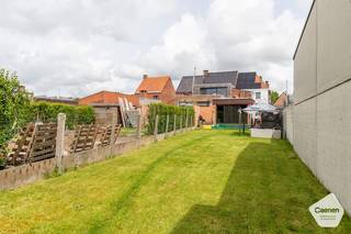 <u><strong>OPENDEURDAG OP VRIJDAG 10 JULI 2026 ( tussen 15u00 en 18u00 op afspraak)</strong></u><br /><br />U kunt een BOD uitbrengen op deze woning, rekening houdend met de AANVANGSPRIJS van <strong>€ 265.000,00, </strong>elk hoger BOD wordt voorgelegd aan de eigenaars die al dan niet kunnen ingaan op dit aanbod.<br /><br />Bent U op zoek naar woning met veel potentieel, ruimte en unieke mogelijkheden? Dan is deze half-open woning zeker een bezoek waard!<br /><br />Deze ruime gezinswoning beschikt over over maar liefst 4 slaapkamers, een garage en een mooie tuin waar U in alle rust kunt genieten van het buitenleven. Een absolute troef is de volledig geïsoleerde muziekstudio, ideaal voor muzikanten, creatievelingen, thuiswerkers of wie behoefte heeft aan een afzonderlijke multifunctionele ruimte.<br /><br />Deze woning werd reeds gedeeltelijk gerenoveerd maar biedt nog mogelijkheid om verder af te werken naar eigen smaak en wensen. Zo creëert U een thuis die perfect aansluit bij Uw persoonlijke stijl.<br /><br /><u><strong>Indeling:</strong></u>
<ul>
<li>Inkomhal;</li>
<li>Leefruimte met veel lichtval;</li>
<li>Ingerichte keuken voorzien van alle toestellen;</li>
<li>Berging aan de keuken;</li>
<li>Eetruimte/Hobbyruimte/Multifunctionele ruimte/Bureauruimte;</li>
<li>Apart toilet;</li>
<li>Oprit voor meerdere wagens;</li>
<li>Garage;</li>
<li>Leuke zonnige terras & tuin.</li>
</ul>
<strong><u>Eerste verdieping:</u></strong>
<ul>
<li>Badkamer met ligbad, toilet en dubbele wastafel in meubel;</li>
<li>In de badkamer is er ook een aansluiting en afvoer voorzien voor de wasmachine;</li>
<li>Slaapkamer 1;</li>
<li>Slaapkamer 2 met doorgang naar 3de slaapkamer;</li>
<li>Slaapkamer 3;</li>
</ul>
<strong><u>Tweede verdieping:</u></strong>
<ul>
<li>Zolderkamer /vierde slaapkamer die volledig ingericht is.</li>
<li>Te bereiken via vaste trap.</li>
</ul>
<strong><u>Troeven:</u></strong>
<ul>
<li>Geen renovatieverplichting;</li>
<li>28 zonnepanelen met thuisbatterij;</li>
<li>Vele mogelijkheden en ruimte.</li>
</ul>
Voor meer informatie of een afspraak neem gerust contact met ons op: <strong>oostkamp@caenen.be</strong><br /><br /><br /><br /><br />