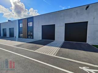 Magnifiek gelegen <strong>nieuwbouw KMO-units</strong> vanaf <strong>63 m² tot 280 m²</strong> te huur.<br /><br />De casco loods van <strong>280 m²</strong> heeft een vrije hoogte van 6m en is opgebouwd uit een staalstructuur met betonpanelen en geïsoleerd steeldeck. Het magazijn is toegankelijk via een automatische sectionale poort (4m B x 4,5 m H) en aparte toegangsdeur met bovenliggende raampartij. Daarnaast is de unit voorzien van een lichtstraat met rookluik (brandklasse C), afzonderlijke tellers, aansluitingen voor water, elektriciteit (63A 3x400V), internet en afvoer.<br /><br />De site is beveiligd met camerabewaking en kan worden afgesloten.<br />Ruime parkeermogelijkheid op de site.<br />Onmiddellijk beschikbaar.<br /><br />De site is gelegen langs de Stationsstraat in Oudenburg en is bereikbaar via de E40 uit Brugge en de Stationsstraat uit Plassendale en Oudenburg.<br /><br />Contacteer <strong>PANORAMA B2B</strong> voor bijkomende inlichtingen of een vrijblijvend plaatsbezoek <strong>0479 70 70 73.</strong>