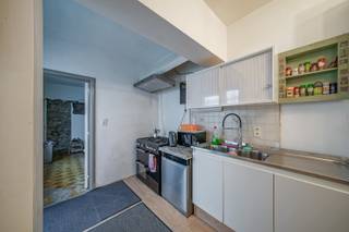 In het hart van Oostende, op een boogscheut van het Sint-Petrus-en-Paulusplein, bevindt zich deze verrassend ruime gesloten bebouwing met een bewoonbare oppervlakte van maar liefst 233 m². De woning werd de voorbije jaren al voorzien van enkele belangrijke vernieuwingen zoals een nieuw dak, pvc-ramen met dubbel glas, een recente cv-ketel en een lucht-lucht warmtepomp, waardoor ze beschikt over een gunstig EPC-label C. Achter de gevel schuilt een huis met een bijzonder groot potentieel: op het gelijkvloers vinden we een inkomhal, een gezellige leefruimte met aansluitende open keuken, een slaapkamer, badkamer en een koer; de kelder biedt bijkomende bergruimte en aansluitingen. Op de eerste verdieping bevinden zich drie slaapkamers waarvan één met ensuite en ruimte voor een bijkomende badkamer, samen met een klein terras en een apart toilet. De tweede verdieping telt nog twee slaapkamers en een ruime zolder met toegang tot een zonnig terras en een tweede toilet. Daarboven bevindt zich nog een extra stapelzolder. Met vijf slaapkamers, verschillende buitenruimtes en tal van indelingsmogelijkheden vormt deze woning de ideale basis voor wie op zoek is naar een ruime woning in het centrum van Oostende. Dankzij de reeds uitgevoerde werken en de centrale ligging is dit pand de perfecte kans voor wie op zoek is naar een woning die verder afgewerkt kan worden naar eigen smaak.<br /><br />Interesse? Contacteer ons en plan uw bezoek in!