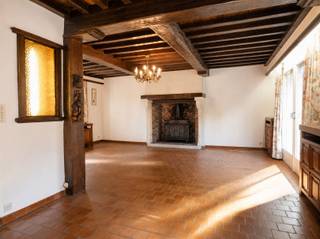 <p><span>Karaktervolle hoeve/fermette op een uitzonderlijk perceel van ruim 13.000 m² in Zoersel</span></p><p><span>Op zoek naar een eigendom met karakter, ruimte en tal van mogelijkheden? Deze mooie hoeve/fermette is gelegen op een ruim perceel van maar liefst </span><span>meer dan 13.000 m²</span><span> en biedt een unieke kans voor wie op zoek is naar rust, privacy en ruimte.</span></p><p><span>De woning is momenteel </span><span>te renoveren</span><span>, maar beschikt over een authentieke uitstraling en een mooie basis om uit te bouwen tot een prachtige landelijke woning. Via de lange </span><span>oprijlaan</span><span> bereikt u de woning, waardoor u meteen geniet van een gevoel van privacy en ruimte.</span></p><p><span>De omvang van het perceel biedt bovendien tal van mogelijkheden voor wie houdt van een groene en landelijke omgeving. De combinatie van de karaktervolle hoeve, de ruime grond en de ligging in Zoersel maakt van deze eigendom een bijzonder geheel.</span></p><p><span>Een unieke renovatiekans voor wie droomt van landelijk wonen op een uitzonderlijk groot perceel in Zoersel.</span></p><p><span>Interesse in deze eigendom? Neem dan contact op met </span><span>Immo De Laet via 03 644 00 88</span><span> voor meer informatie of om een bezoek in te plannen.</span></p>