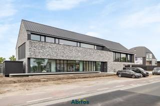 Vous êtes à la recherche d'un espace commercial attrayant, facilement accessible et prêt à être emménagé ? Ce lumineux rez-de-chaussée d'environ 400 m² allie visibilité, accessibilité et flexibilité dans un emplacement stratégique entre les autoroutes R4 et E17. Avec la gare de Beervelde à seulement 2,4 km et un arrêt de bus à proximité, vous et vos clients serez toujours en mouvement avec facilité.<br /><br />Le bâtiment peut être loué dans son intégralité à 4.500 € par mois pour une superficie totale de 400 m². Il est également possible de le diviser en deux unités distinctes : une unité de 240 m² à 3 000 € par mois et une unité de 160 m² à 2 000 € par mois.<br /><br />À l'intérieur, vous bénéficiez d'un espace moderne et ouvert de construction neuve avec un vitrage généreux. Idéal pour un magasin, une salle d'exposition, un cabinet ou un bureau. L'agencement est adaptable à votre concept ou à l'expérience de votre marque. Les concepts de restauration ne sont pas autorisés dans cet espace.<br /><br />Des facilités de stationnement souples, adaptées à vos besoins : des places de parking souterraines avec ou sans bornes de recharge pour les voitures électriques et des places de parking en surface sont disponibles. Le nombre de places à louer est négociable en fonction de votre activité.<br /><br />💶 Loyer : 2 000 €/mois<br />⚡ L'électricité et l'eau sont à la charge du locataire<br />🏠 EPC en application<br /><br />Vous voulez en savoir plus ou programmer une visite?<br />📞 Gaethan: 0471 08 30 35 | 📧 Mail: gaethan@abitos.be