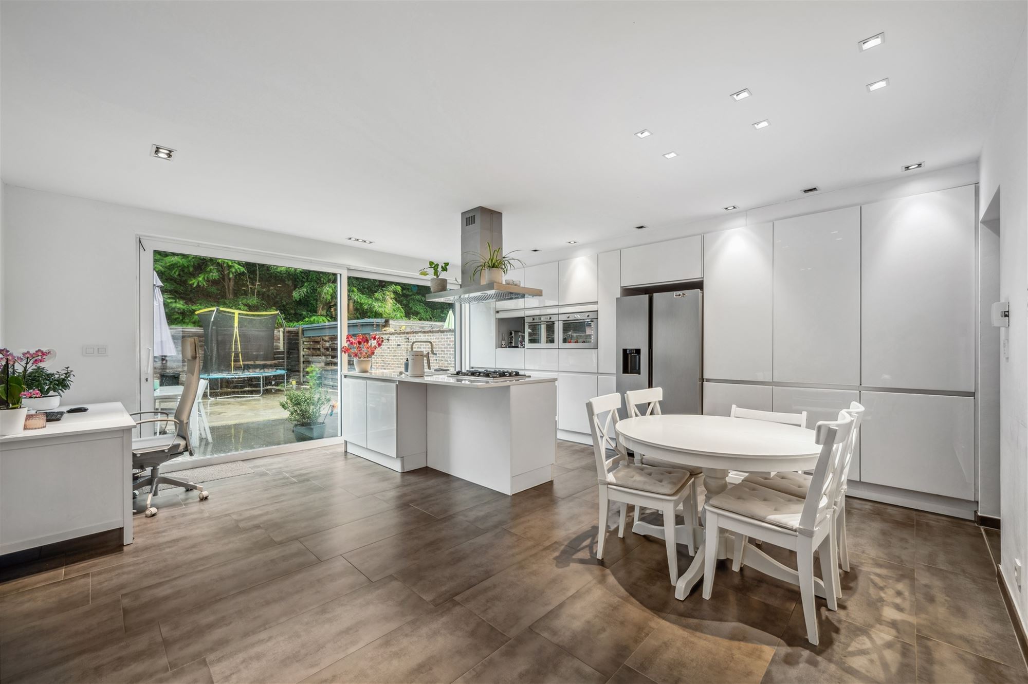 Gesloten bebouwing met  3 kamers, zolder en tuin - foto 4