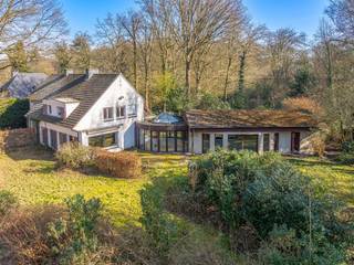 Deze villa werd gebouwd in 1960 en in 1989 uitgebreid met 171m² inclusief een overdekt zwembad.Met de gracht van het kasteel in de achtertuin is rust...