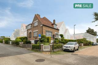 Au centre de La Panne, près du marché et à quelques pas de la mer, nous trouvons cette charmante maison à vendre. Cette maison peut être entièrement rénovée. L'emplacement central et le charme de la maison ne sont que quelques-uns des nombreux avantages. Vous recherchez un bien immobilier à La Panne ? Assurez-vous de continuer à lire.MISE EN PAGE :> Rez-de-chaussée :- Hall d'entrée- Espace de vie- Cuisine attenante avec accès à la terrasse et toilettes séparées- Espace de rangement> Premier étage :- Chambre 1- Chambre 2- Chambre 3- Salle de bain avec douche- Toilettes séparées> Loft> Garage intérieur spacieuxLe bien est proposé selon la formule Pre-sale. Le 04/07/2026 entre 10:00 et 12:30, vous pouvez visiter le bien sur rendez-vous et faire une offre. Le prix affiché est un prix indicatif. Pour plus d'informations, veuillez contacter le responsable du dossier.Ce bien est soumis à l'obligation de rénovation imposée par le gouvernement flamand pour les bâtiments résidentiels (sauf en cas de démolition dans les 5 ans suivant l'achat). Pour plus d'informations, veuillez consulter le site web de l'Agence flamande de l'Énergie et du Climat via https://www.vlaanderen.be/een-woning-kopen/renovatieverplichting-voor-residentiele-gebouwenRegistre des mesures: non