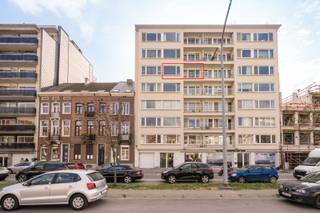 Bel appartement prêt à l'emploi au 5ème étage avec terrasse, séjour spacieux et 1 chambre à coucher.Cuisine entièrement équipée avec lave-vaisselle,...