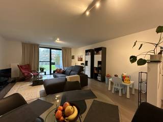 Dit ruime gelijkvloers appartement van 94 m² in residentie "Ten Dorpe" combineert comfort met stijl.Geniet van een ruime leefruimte met open,...