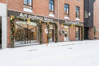 Dit ruime en lichtrijke pand op de gelijkvloerse verdieping van een appartementsgebouw is gelegen op een drukke commerciële locatie in het...