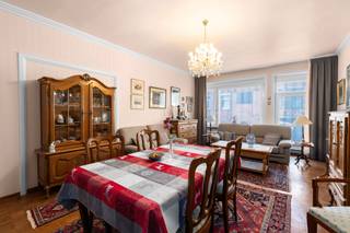 <p><strong>KOM NAAR DE OPENDEURDAG OP ZATERDAG 9 MEI</strong></p>
<p>Op de eerste verdieping van een verzorgd gebouw bevindt zich dit appartement met twee slaapkamers, gelegen op een centrale locatie in Gent, vlak bij de Coupure.</p>
<p>De ligging combineert een vlotte bereikbaarheid met de nabijheid van water en groen, op wandelafstand van de Coupure en met een snelle verbinding via de Blaarmeersen en het openbaar vervoer.</p>
<p>Het appartement beschikt over een bewoonbare oppervlakte van ca. 93 m² en behaalt een EPC-label C.</p>
<p>Binnenin vindt u een lichtrijke leefruimte met aansluitend een oostgericht terras, waar u geniet van de ochtendzon.</p>
<p>De keuken is compact ingericht en sluit aan op een bijkomende ruimte, die mogelijkheden biedt om de indeling verder te optimaliseren.</p>
<p>Verder zijn er twee slaapkamers aanwezig. De badkamer is beperkt in oppervlakte en dient, net zoals het appartement, opgefrist te worden.</p>
<p>Een belangrijke troef zijn de geplande gevelwerken, die zullen zorgen voor een vernieuwde uitstraling van het gebouw. De kosten hiervoor werden reeds opgevraagd, waardoor een koper vooral kan genieten van de toekomstige meerwaarde.</p>
<p>Daarnaast beschikt het appartement over een praktische kelderberging.</p>
<p>Dit appartement combineert een sterke ligging met mogelijkheden tot herinrichting, en vormt zo een interessante opportuniteit voor wie op zoek is naar een woning met toekomstpotentieel.</p>
<p><strong>Troeven van dit appartement</strong></p>
<p>• Centrale ligging vlak bij de Coupure<br />• Vlotte verbinding via Blaarmeersen en openbaar vervoer<br />• Bewoonbare oppervlakte van ca. 93 m²<br />• EPC-label C <br />• Lichtrijke leefruimte<br />• Oostgericht terras<br />• Twee slaapkamers<br />• Mogelijkheden tot herinrichting<br />• Kelderberging aanwezig<br />• Geplande gevelwerken met meerwaarde</p>