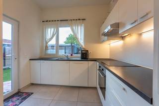 Deze ruime, instapklare woning is gelegen pal in het centrum van Stabroek. Winkels, scholen en het openbaar vervoer kan u allemaal terugvinden op wandelafstand. U komt de woning binnen via de inkomhal, die meteen toegang verleent tot de ruime en lichte woonkamer. Verder heeft u op het gelijkvloers nog een gezellige keuken en apart toilet. Op de eerste verdieping beschikt de woning over 3 slaapkamers en een badkamer. Via het luik in de nachthal bereikt u de ruime zolder, die perfect omgebouwd kan worden tot een 4de slaapkamer. Verder is er nog een praktische kelderberging aanwezig, waarin u heel wat materiaal kan stockeren. Het perceel heeft een totale oppervlakte van 190m². De noordwest georiënteerde tuin is een heerlijk plekje om van de buitenlucht te genieten. De woning beschikt over een garage, dewelke makkelijk te bereiken is via de zij-ingang van de woning. 