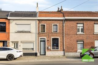 Op zoek naar een instapklare woning waar comfort, hedendaagse afwerking en een centrale ligging perfect samenkomen? Deze gerenoveerde woning in het hart van Tongeren heeft alles in huis om u meteen thuis te laten voelen!<br /><br />De woning werd in 2023 grondig vernieuwd en biedt een aangename woonomgeving met een moderne uitstraling. <br /><br />INDELING: <br />x inkomhal en vestiairehoek; <br />x gezellige woonruimte met vooraan de zithoek; <br />x aansluitend een goed ingerichte keuken met breed aanrecht en kastenwand met inbouwtoestellen; <br />x aparte eethoek met zicht op de binnentuin; <br />x apart gastentoilet.<br /><br />Op de verdieping: <br />x ruime nachthal met brede inbouwkasten; <br />x 2 ruime slaapkamers, waarvan 1 met airco; <br />x knappe badkamer met lavabomeubel, toilet en bad/douche combinatie.<br />x grote zolder met afgewerkte vloer en cv-installatie.<br /><br />Buiten is het heerlijk vertoeven in de gezellige stadstuin met achteraan een praktische buitenberging.<br /><br />Contacteer ons vandaag nog en ontdek zelf de mogelijkheden van deze mooie stadswoning. <br />Voor een bezichtiging kunt u telefonisch een afspraak maken op het nummer 012 23 00 23 of mail uw vragen aan roland@immo-leroi.be.