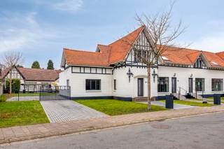 Bij het betreden van de woning komt u binnen in een zeer ruime inkomhal met een apart toilet en de trap naar de verdieping. Via de zwarte...