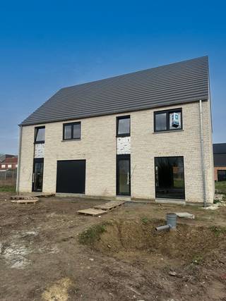 Hectaar realiseert twee halfopen woningen, voorzien van drie ruime slaapkamers. Deze bieden een vlotte verbinding richting verschillende invalswegen (E403/E17), alsook dichtbij de dorpskern, waar je de bakker, slager, openbaar vervoer (trein/bus),... kan terugvinden. <br /><br /><strong>De indeling is als volgt:</strong><br />Gelijkvloers: inkomhal met apart gastentoilet, lichtrijke leefruimte met open keuken en een berging. <br />Eerste verdieping: nachthal, 3 ruime slaapkamers (14,08m² - 13,89m² - 12,14m²), badkamer met ligbad, douche, toilet en dubbel lavabomeubel. <br />Zolder is te bereiken via het zolderluik. <br /><br /><strong>Extra troeven:</strong>
<ul>
	<li>Mogelijkheid tot het plaatsen van een vaste trap naar het zolderverdiep</li>
	<li>Gunstige locatie met vlotte bereikbaarheid</li>
	<li>Volwaardig verdiep</li>
	<li>Duurzaam en energiezuinig wonen</li>
	<li>Zonnepanelen</li>
	<li>Regenwaterput (7.500l) aangesloten op toiletten, wasmachine en buitenkraan</li>
</ul>
Neem contact met ons op voor meer informatie of maak een afspraak voor een bezichtiging ter plaatse. 