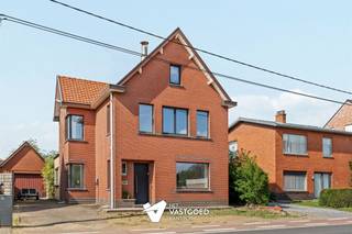 <p><span>Stijlvolle gerenoveerde woning gelegen op een mooi uitgestrekt perceel van 11a64ca te Beverlo.</span></p><p><span> </span></p><p><span>Belangrijkste troeven: </span></p><p><span>- Centrale ligging</span></p><p><span>- Totaal renovatie (2015), nieuwe ramen, vloeren, badkamer, keuken,...</span></p><p><span>- Kwalitatief afgewerkt </span></p><p><span>- 2 slaapkamers</span></p><p><span>- Zolder met potentieel tot creëren 3de slaapkamer</span></p><p><span>- Knap aangelegde tuin met bijhorend terras</span></p><p><span>- Garage</span></p><p><span>- Voorraadkelder</span></p><p><span> </span></p><p><span>Bekijk zeker ook de foto's en de grondplannen met de afmetingen. Zo krijgt u van thuis uit al een perfect beeld van wat deze woning te bieden heeft!</span></p><p><span> </span></p><p><span>Wenst u meer info of een vrijblijvende bezichtiging, contacteer dan ons kantoor op het nummer 011 85 15 15 en wij helpen u graag verder. </span></p>