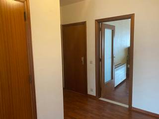 Ruim appartement in kleinschalig gebouw. Inkom met vestiarekast , gastentoilet met handenwasser, slaapkamer 1: 12 m2, slaapkemer 2: 12.4...