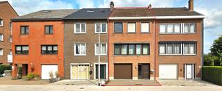 Wonen aan de stadsrand van Tongeren met alles op wandelafstand. <br />Deze instapklare woning combineert charme, ruimte en comfort op een toplocatie.<br /><br />De woning is gelegen in een woonerf nabij het centrum met zijn verschillende voorzieningen zoals supermarkten, scholen, horeca, winkels enz....<br />Op slechts enkele minuten rijden zijn op-/en afritten van de E313 en op wandelafstand ben je in het station.<br />Tegelijk zijn ook de vele wandel- en fietsroutes die Haspengouw rijk is vlakbij.<br /><br />Het perceel is 1a 79ca en de woning heeft een bewoonbare oppervlakte van maar liefst 205 m².  Deze woning beschikt over 4 slaapkamers, een extra studio ( mogelijk te verhuren ), een inpandige garage en een gezellige tuin.<br /><br />Indeling:
<ul>
	<li>Gelijkvloers: ruime inkomhal, studio, apart toilet, bergruimte en garage</li>
	<li>Eerste verdieping: salon, leefruimte, keuken met eethoek en terras</li>
	<li>Tweede verdieping: vier slaapkamers en badkamer</li>
	<li>Zolder: ruime zolder</li>
</ul>
De woning dateert van 1974, en werd sindsdien in verschillende fases aangepast. Je geniet hier dus van hedendaags comfort in een karaktervolle woning.<br /><br />Troeven:
<ul>
	<li>Instapklare, charmante woning in zeer goede staat</li>
	<li><strong>Extra studio voor verhuur of vakantieverhuur</strong></li>
	<li>Ligging: winkels, apotheek, dokters, horeca, centrum en station op wandelafstand</li>
	<li>Parkeergelegenheid voor de deur en in de buurt</li>
	<li>Vier slaapkamers </li>
	<li><strong>Vernieuwd dak (achterzijde)</strong></li>
</ul>
Dit is een instapklare woning met potentieel, perfect voor wie stad, licht en comfort belangrijk vindt.  <br /><br />Of je nu op zoek bent naar een eigen thuis of een investering om te verhuren of een combinatie van beide : deze woning heeft alle mogelijkheden.<br /><br />CONTACT:<br />Overtuig je met jouw eigen ogen en buikgevoel !<br />Voor meer info of een vrijblijvende bezichtiging bel Tom 0468/09.81.97 of stuur een mail naar info@immobennysimons.be .<br /> 