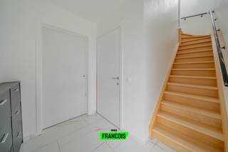 Deze recente en energiezuinige woning in het centrum van Woumen, deelgemeente Diksmuide, is gelegen in een rustige, landelijke omgeving en toch dichtbij alle voorzieningen. Op slechts 5 minuten rijden van het centrum van Diksmuide en het natuurreservaat De Blankaart, en 25 minuten van de kust, is deze locatie perfect voor wie de rust van het platteland wil combineren met het gemak van de nabijheid van steden en natuur.<br /><br />Indeling van de woning.<br /><br />Gelijkvloers: <br /><br />Bij binnenkomst ervaart u direct een moderne uitstraling. De ruime, lichte woonkamer vormt het hart van het huis en biedt dankzij de grote raampartijen een prachtig uitzicht op de tuin.<br /><br />De open leefkeuken is een droom voor elke kookliefhebber, vervaardigd uit hoogwaardig hout en afgewerkt met een granieten werkblad. Aansluitend vindt u een praktische berging/voorraadkamer (ideaal voor extra koelruimte en opslag) en een modern gastentoilet.<br /><br />Eerste verdieping: <br /><br />De trap leidt naar de ruimte nachthal. Hier bevinden zich drie volwaardige slaapkamers, een tweede toilet en een riante badkamer.<br /><br />Verder heb je ook nog toegang tot de zolderruimte.<br /><br />Buiten heb je een aangename tuin waar je volop kan genieten van de zon en je buitenruimte. Daarnaast is er een praktische carport met een aangebouwde berging van 6m². Dankzij de aanwezige zonnepanelen en de regenwaterput is de woning bovendien zeer energiezuinig en volledig voorbereid op de toekomst. <br /><br />Bent u opzoek naar ruimte, rust en modern wooncomfort? Deze indrukwekkende woning uit 2021 combineert een smaakvolle afwerking met een mooie woonoppervlakte.<br /><br />
