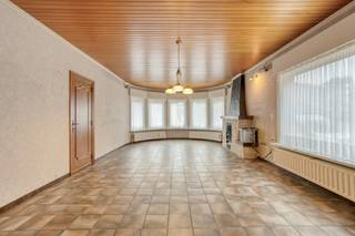 Op zoek naar een solide woning met karakter, ruimte én mogelijkheden om wonen en werken te combineren? Deze eigendom in Onkerzele, een deelgemeente van Geraardsbergen, biedt heel wat troeven voor wie op zoek is naar een ruime gezinswoning met extra werk- of opslagruimte.<br /><br />De woning is stevig gebouwd en goed onderhouden, maar kan hier en daar nog naar eigen smaak worden opgefrist. Dankzij de combinatie van de ruime woonvertrekken, meerdere slaapkamers, een inpandige garage en een magazijn van maar liefst 80 m² zijn de mogelijkheden bijzonder veelzijdig.<br /><br />Geen renovatieplicht! EPC C!<br /><br />INDELING:<br />Gelijkvloers:<br />* inkomhal met gastentoilet<br />* leefruimte<br />* keuken<br />* bureauruimte <br />* slaapkamer 1<br />* slaapkamer 2<br />* vernieuwde badkamer met inloopdouche<br /><br />Eerste verdieping:<br />* ruime nachthal<br />* slaapkamer 3<br />* slaapkamer 4<br />* zolderkamer <br /><br />Kelderverdieping:<br />* inpandige garage <br />* kelder<br /><br />Exterieur:<br />* magazijn van 80 m²<br />* terras en vernieuwde oprit <br />* tuin <br /><br />ALGEMENE INFORMATIE<br />* dak vernieuwd<br />* epc C<br />* centrale verwarming op aardgas <br />* nieuwe gasketel 2022<br />* dubbel glas, PVC ramen<br />* rolluiken aanwezig<br />* stadswater<br />* regenwaterput <br />* waterontharder aanwezig<br /><br /><br />Bestuursmaatregelen in het maatregelenregister: nee