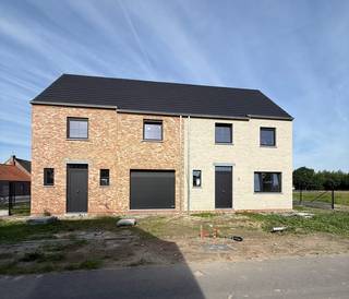 Op een steenworp van het centrum van Wingene ontwikkelt Hectaar vijf hedendaagse nieuwbouwwoningen. Deze zijn uitgerust met een lucht-water warmtepomp, wat resulteert in een aanzienlijk lagere energierekening en een duurzame woonomgeving. <br /><br />Deze woning wordt gebouwd op een perceel van 312m² en biedt een bewoonbare oppervlakte van 136,04 m². Dankzij de doordachte indeling, grote ruimtes en lichtrijke leefomgeving geniet u hier van maximaal wooncomfort. <br /><br /><strong>Extra troeven van de woning:</strong>
<ul>
<li>Lichtrijke leefruimte met open keuken</li>
<li>Vloerverwarming in combinatie met lucht-water warmtepomp</li>
<li>3 ruime slaapkamers</li>
<li>Mogelijkheid tot het plaatsen van een carport</li>
<li>Zonnige tuinen</li>
<li>Inclusief omheining. </li>
</ul>
Graag meer informatie?<br />Neem contact met ons op voor meer informatie of plan een afspraak.