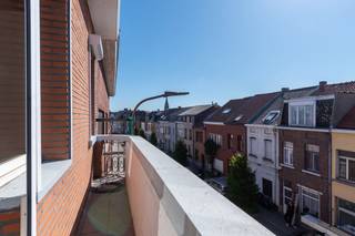 Op een boogscheut van het centrum van Mechelen vind je dit aangename gerenoveerde appartement op de tweede verdieping, ideaal voor wie comfortabel...