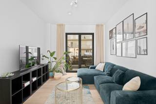 Fenomenale totaalrenovatie op een toplocatie, vlak bij het strand en op wandelafstand van het centrum. Hier woon je in een rustige straat met heel wat karaktervolle herenwoningen, op een uitstekende locatie vlak bij alles wat Oostende te bieden heeft.<br /><br />De residentie telt slechts twee appartementen en werd, samen met beide woonentiteiten, volledig gestript en grondig gerenoveerd. Alles werd met oog voor kwaliteit en comfort aangepakt.<br /><br />We nemen je mee naar het appartement op de eerste verdieping, dat als extra troef beschikt over een aangenaam terras. Binnen zorgen het prachtige parket en de stijlvolle afwerking meteen voor de nodige sfeer en cachet.<br /><br />De ruime leefruimte biedt plaats aan een comfortabele zithoek en een royale eetkamer, die naadloos aansluit op de open keuken. De keuken met eiland is volledig uitgerust met alle nodige toestellen en vormt het hart van het appartement.<br /><br />Verder beschikt het appartement over twee ruime slaapkamers en een luxueuze badkamer met inloopdouche.<br /><br />Een uniek appartement voor wie op zoek is naar een instapklaar, hoogwaardig gerenoveerd pand op een absolute toplocatie aan de kust.