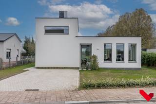 Découvrez cette villa individuelle récemment achevée à Herent, où l’espace, la lumière et une habitation économe en énergie occupent une...