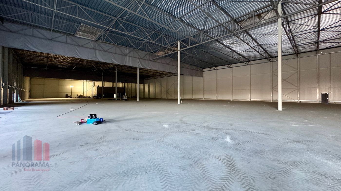 11,110 m² logistics site with loading docks in prime location near the A12 motorway - photo 4