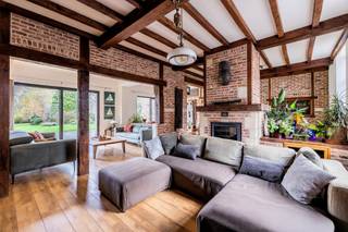 Splendide maison de caractère, rénovée de façon qualitative et avec goût , alliant le charme de l'authentique avec le confort moderne.Elle comprend...