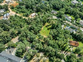 Voor uitgebreide info, surf naar www.SWEVERS.be! – Droom jij van een ongezien grote tuin? Of verkavel jij dit perceel liever in 2 uitzonderlijk knappe bouwgronden? Wat je ook kiest, Sterrenwacht 144 in Bolderberg zal de sterretjes in jouw ogen hoe dan ook doen fonkelen. Het valt absoluut niet te ontkennen, deze 55a 20ca heeft een zeer brede waaier aan unieke troeven in handen. De Sterrenwacht in Bolderberg behoort met zijn 60 meter tot één van de hoogste toppen van Limburg. Zo kan deze uitzonderlijk grote bouwgrond rekenen op een spectaculair uitzicht. Wist je trouwens dat er een vergunning is om dit veelbelovende perceel te verkavelen in 2 gelijke, royale bouwgronden? <br /><br />Bolderberg staat gekend omwille van zijn uitstekende bereikbaarheid. Je woont hier op minder dan vijf minuten afstand van de E313 en de E314. Interesse? Bel ons vandaag nog voor een afspraak. tel. 011 255 155. Bron bewoonbare oppervlakte: EPC – verslag.