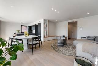 <p>Ruim exclusief (217m²) en energiezuinig villa-appartement met 3 tot 4 slaapkamers, een dressing, 2 badkamers en ruim zonneterras.<br /><br />BESCHRIJVING:<br />Bent u op zoek naar een recente, instapklaar appartement met hoogwaardige afwerking, drie slaapkamers, twee badkamers en een uitzonderlijk ruim (zonne) terras? Dan zal dit prachtig appartement u ongetwijfeld weten te bekoren.<br />Dit ruim (217m²) energiezuinig villa-appartement combineert hedendaags wooncomfort met een doordachte indeling, kwalitatieve materialen en een aangename lichtinval dankzij de grote raampartijen.<br /><br />INDELING:<br />Via de inkomhal op het gelijkvloers bereikt u de eerste verdieping waar zich de leefruimte bevindt. Hier geniet u van een ruime woonkamer met aansluitende eetruimte en een volledig uitgeruste open keuken met kookeiland. De grote schuiframen zorgen voor een overvloed aan natuurlijk licht en bieden directe toegang tot het ruime terras van ca. 32 m², waar u in alle rust kunt genieten van het open en groene uitzicht. Aansluitend aan de keuken bevindt zich een praktische berging die voldoende ruimte biedt voor extra opslag en technieken.<br /><br />Verder beschikt deze verdieping over een ruime slaapkamer met aansluitende dressing (hier kan ook makkelijk een 4de slaapkamer van gemaakt worden (aparte ingang reeds voorzien), een stijlvolle badkamer uitgerust met ligbad, dubbele wastafel en inloopdouche, een afzonderlijk gastentoilet en een royale nachthal.<br /><br />De tweede verdieping omvat twee tot drie (afhankelijk van uw behoefte) bijkomende slaapkamers, ook ideaal als logeer- of bureauruimte. <br />Daarnaast bevindt zich hier een tweede moderne badkamer met inloopdouche en wastafel, evenals een afzonderlijk toilet.<br /><br />Dankzij de recente bouw (BJ 2022), de kwalitatieve afwerking en de doordachte indeling vormt dit appartement de ideale combinatie tussen ruimte, comfort en energiezuinig wonen op een rustige locatie in Sint-Katelijne-Waver/Mechelen. <br />Het appartement bevindt zich op een boogscheut van Mechelen centrum en heeft een prima verbinding via verscheidene uitvalswegen.<br /><br />Wenst u meer info en/of een bezoek ter plaatse? Aarzel niet en contacteer onze vastgoedverantwoordelijke via het nummer 015 70 70 00 of mail naar keerbergen@deboerenpartners.be.<br /><br /><strong>Bijzonderheden:</strong><br />Kleine VME (slechts 2 woonentiteiten)<br />lage gemeenschappelijke kosten<br />Ruime lichtvolle leefruimte door grote raampartijen.<br />4 slaapkamers (mogelijkheid tot 3 slaapkamers en een dressing)<br />Gebruik van kwalitatieve materialen (parket, vloeren,...)<br />Ruim zonneterras van ca. 32 m²<br />2 autostaanplaatsen inbegrepen<br />Energiezuinig: A-Label - E11 - 16 kWh/m² (vloerverwarming)<br />Voldoende bergruimte aanwezig<br />Veel natuurlijke lichtinval</p>